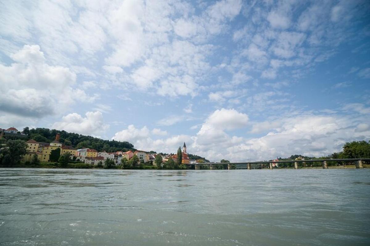pohled na řeku s mostem a budovami