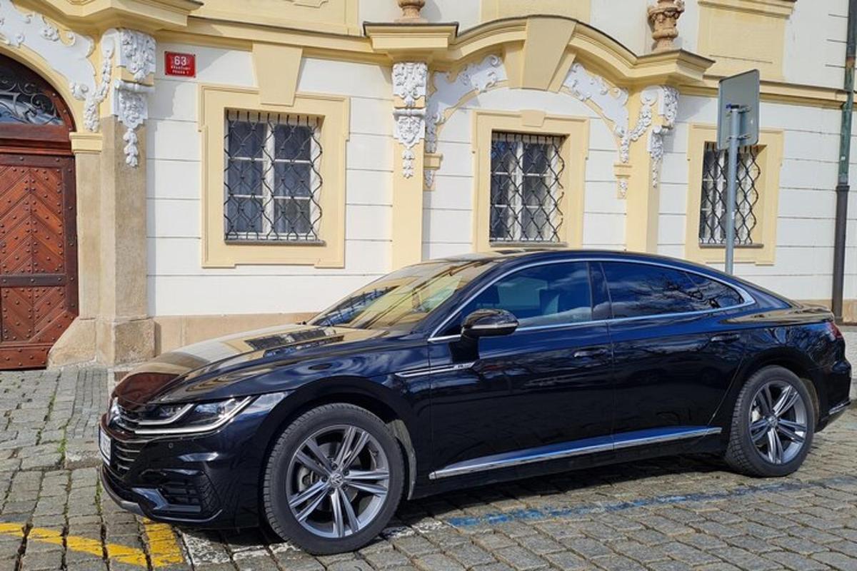 moder avto parkiran pred stavbo