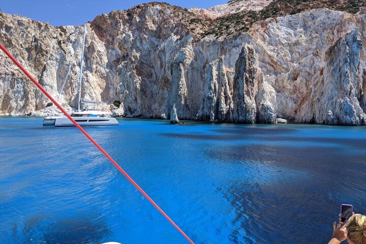 ένα άτομο που φωτογραφίζει μια βάρκα στο νερό