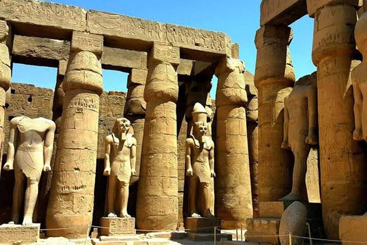 eine Gruppe von Statuen an der Seite eines Tempels