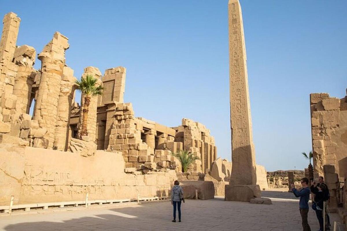 hópur fólks sem stendur fyrir framan obelisk