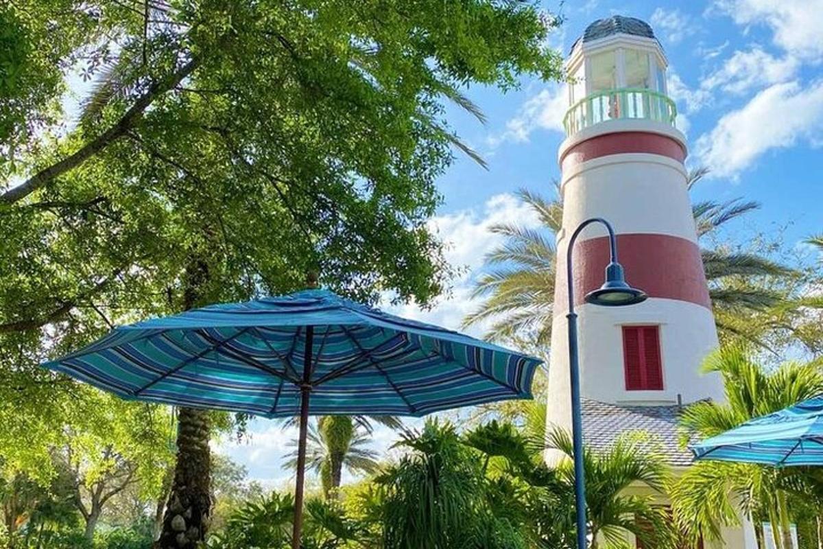 un faro con due ombrelli davanti