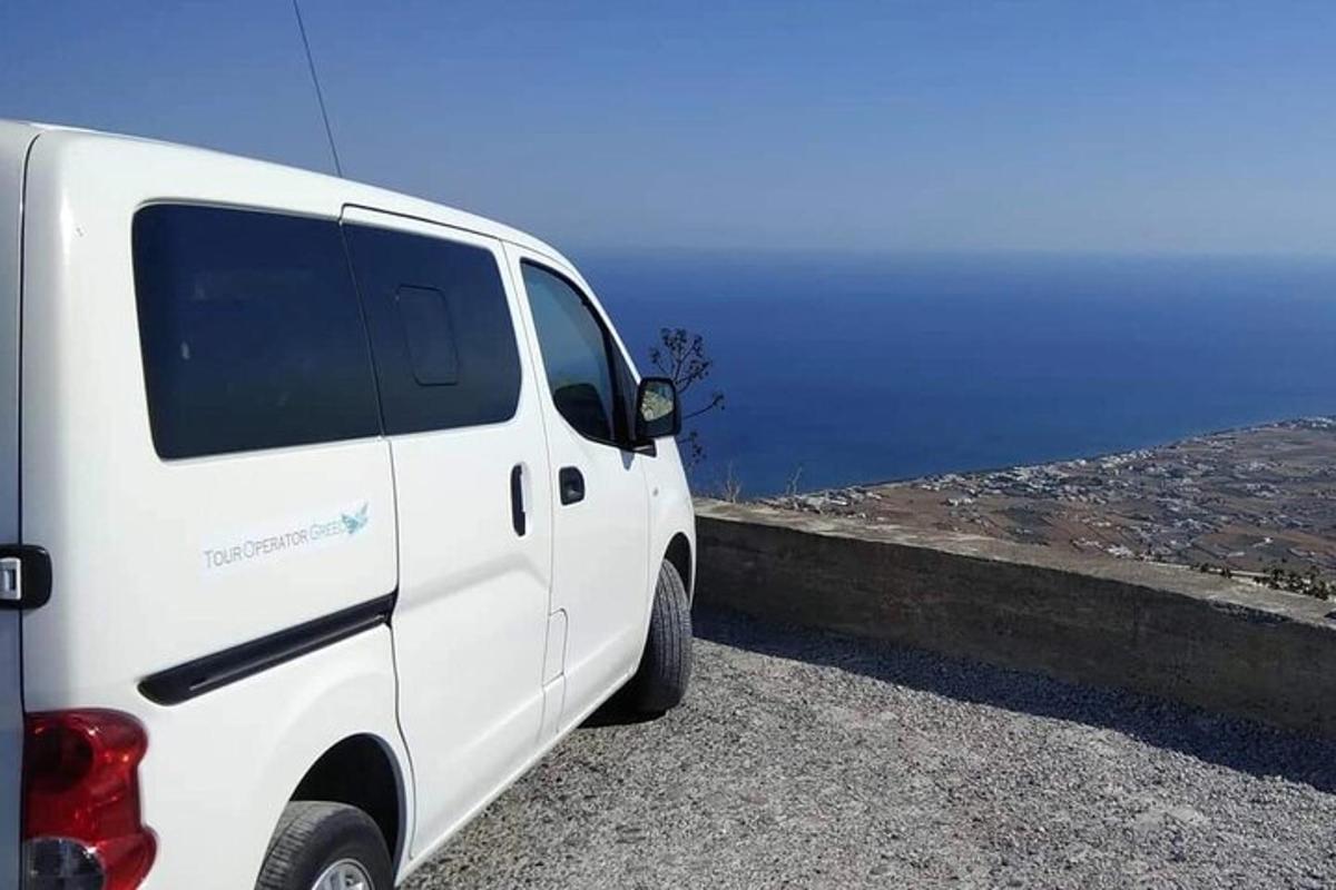 Ένα άσπρο βαν παρκαρισμένο σε μια προεξοχή κοντά στον ωκεανό