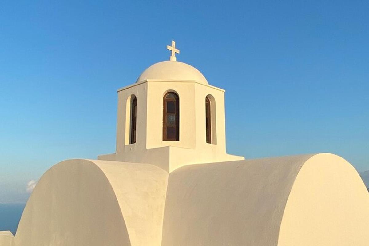 ένα καμπαναριό εκκλησίας με έναν σταυρό στην κορυφή του