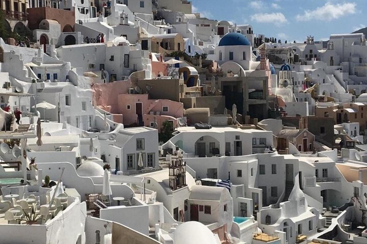μια ομάδα λευκών κτιρίων σε έναν λόφο