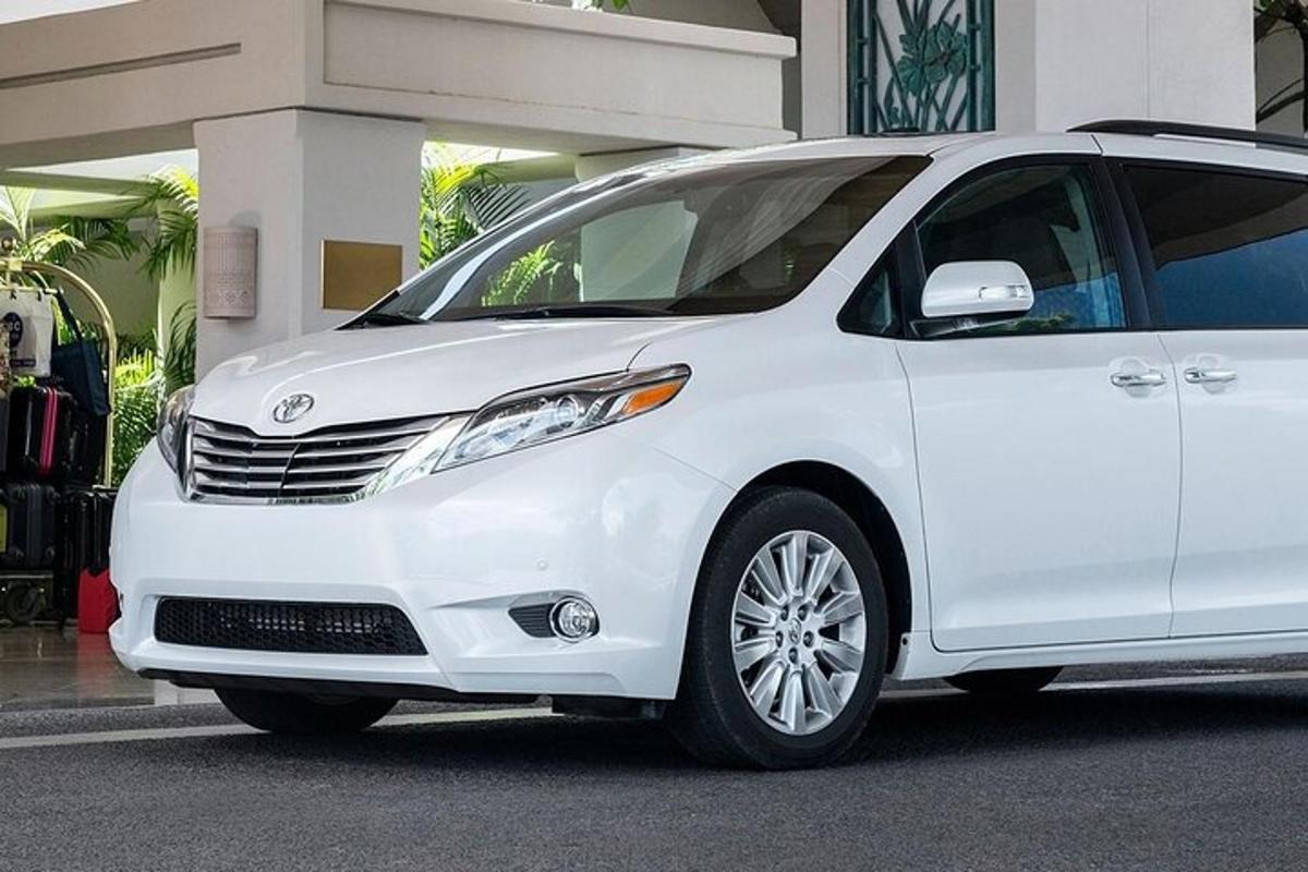 Un coche blanco aparcado delante de un edificio