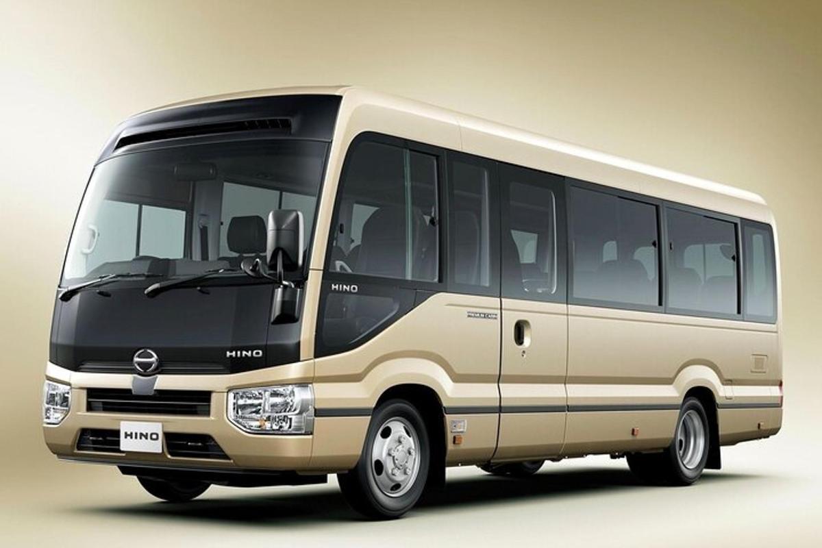O ônibus Acedes Benz é mostrado em um fundo branco