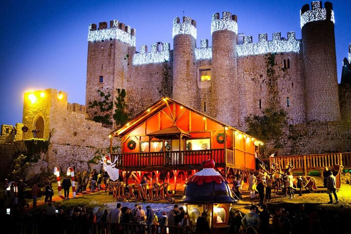 una multitud de gent dreta davant d'un castell