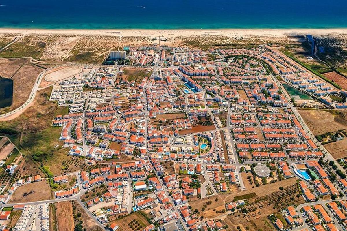 una vista aerea di una città vicino alla spiaggia