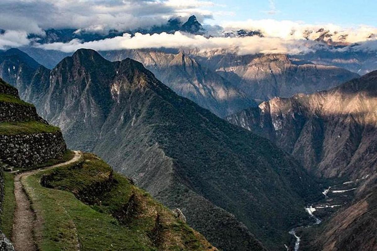 Una vista de una montaña con una carretera en ella.