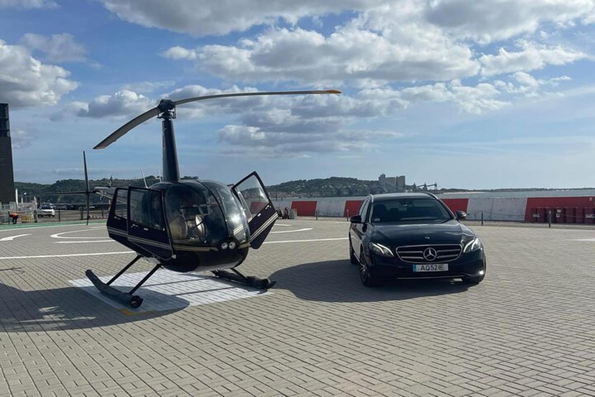 un helicòpter i un cotxe aparcats en un aparcament