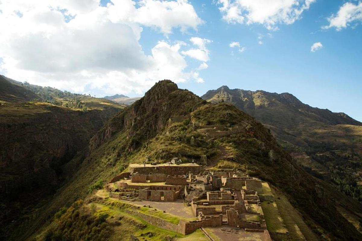 un pueblo en la ladera de una montaña