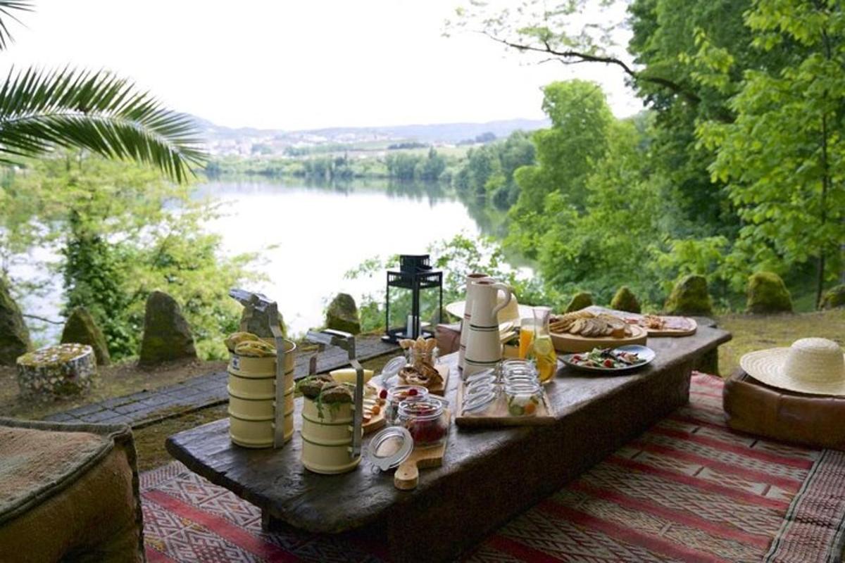 un tavolo con cibo e vista sul fiume