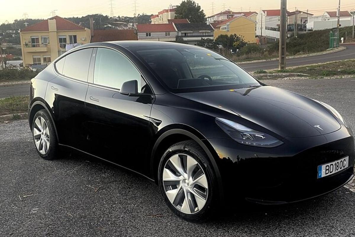 un'auto nera parcheggiata in un parcheggio