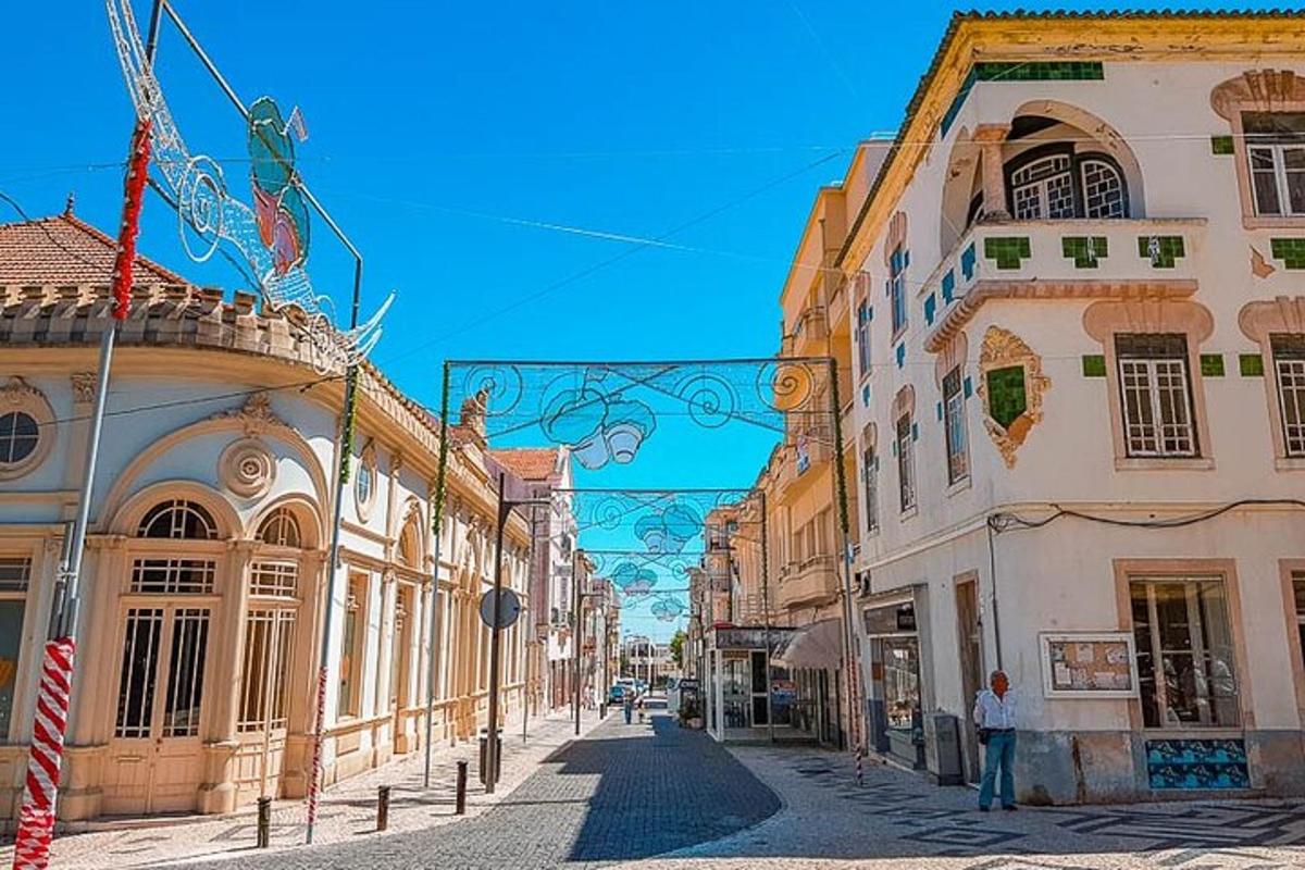 ulice s budovami a mužem stojící na ulici