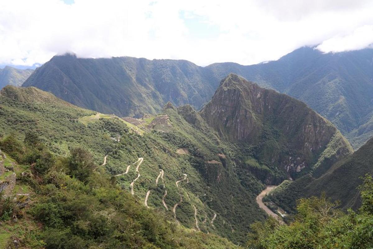 Una vista de una montaña con un camino de tierra.