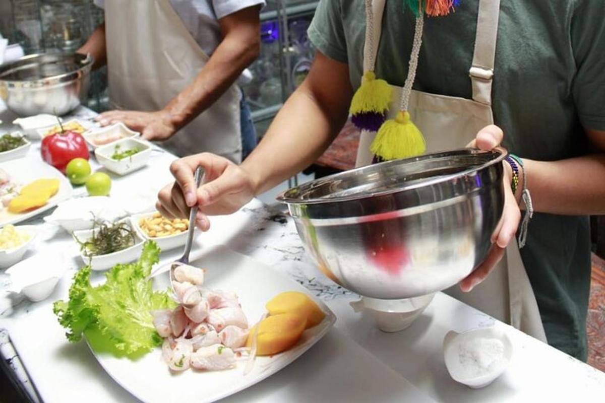 una persona in cucina che prepara il cibo con una ciotola