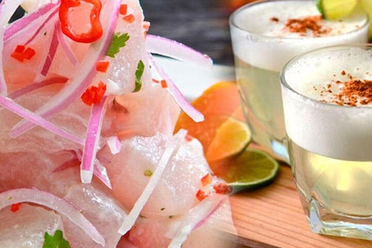 un piatto di cibo con due bicchieri di bevande