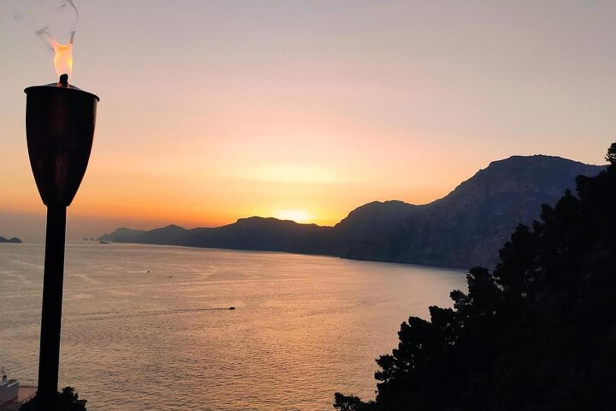 Ένα κερί μπροστά σε μια λίμνη στο ηλιοβασίλεμα