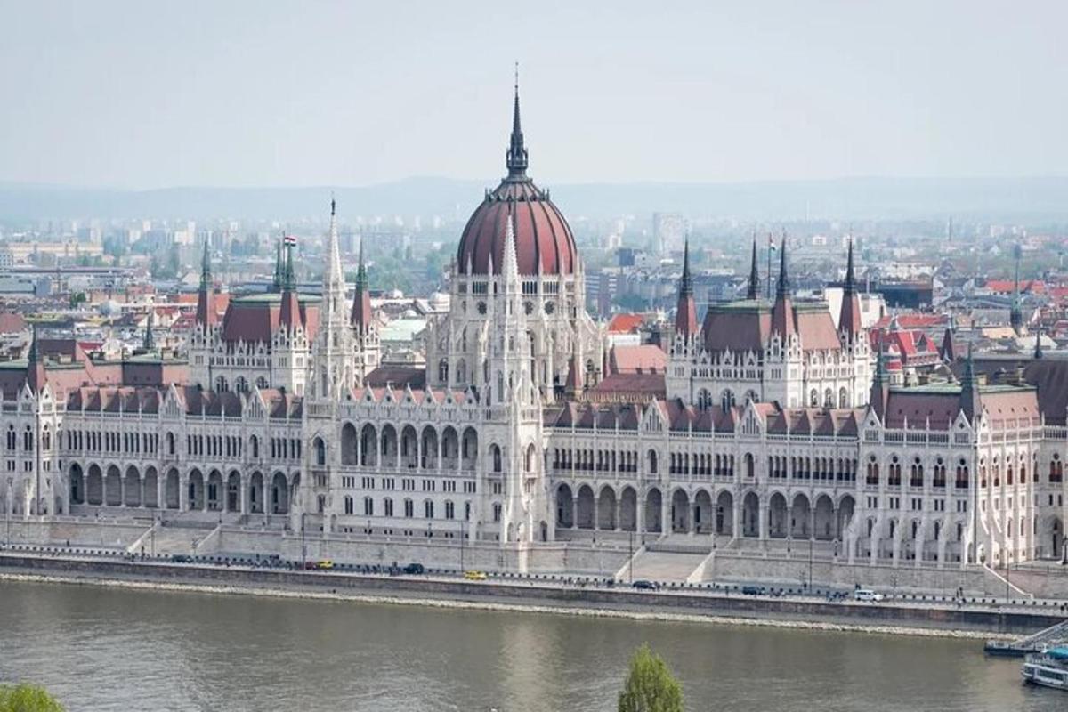 un grande edificio bianco con una cupola in cima