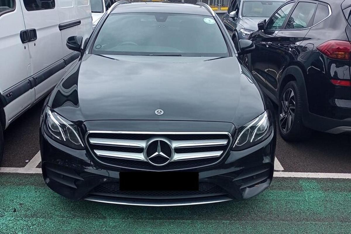 egy Mercedes Benz autó parkolt egy parkolóban
