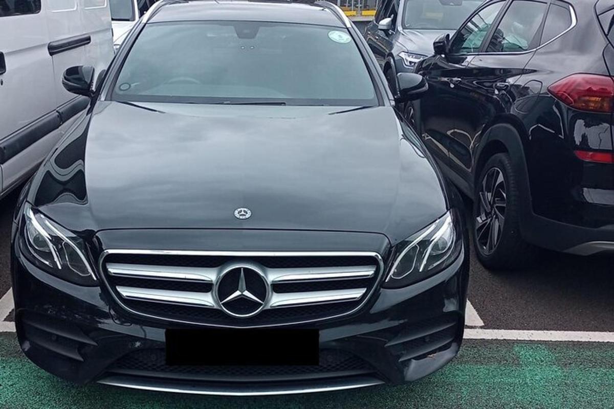 sebuah kereta mercedes benz diletakkan di tempat letak kereta