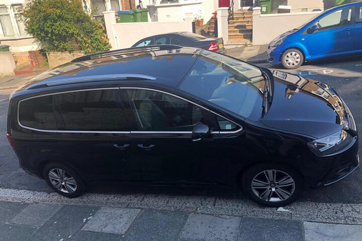 egy fekete Smart autó parkolt a parkolóban