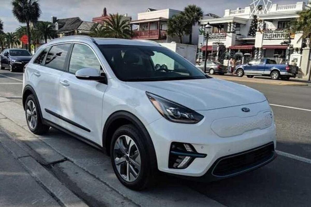 um carro branco estacionado na beira de uma rua