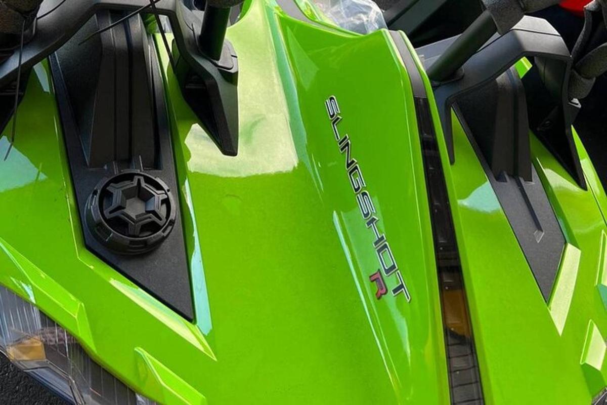 et nærbillede af en limegrøn motorcykel
