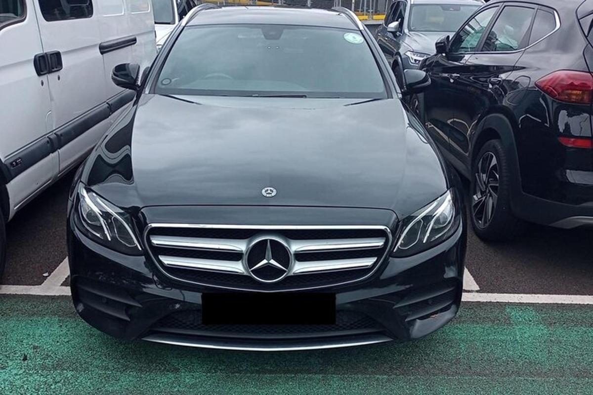 um carro Mercedes Benz estacionado em um estacionamento