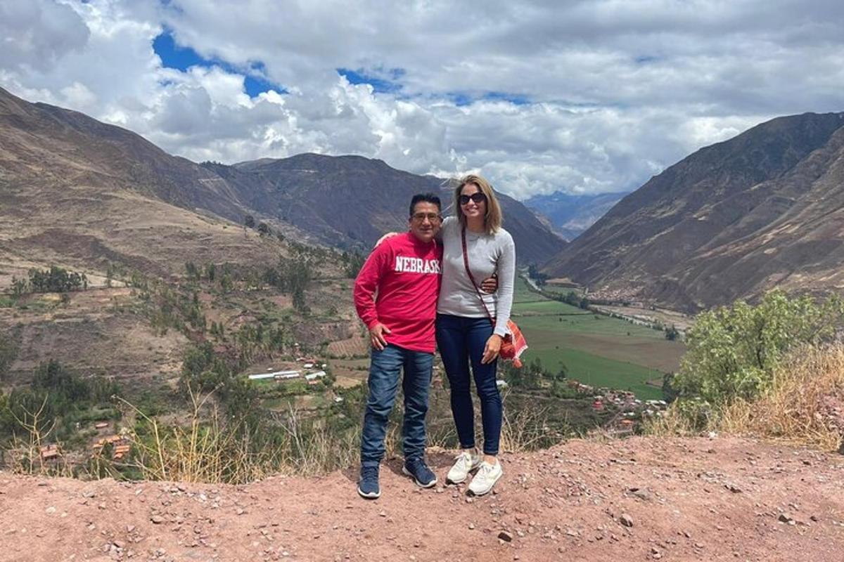 um homem e uma mulher em pé no topo de uma montanha