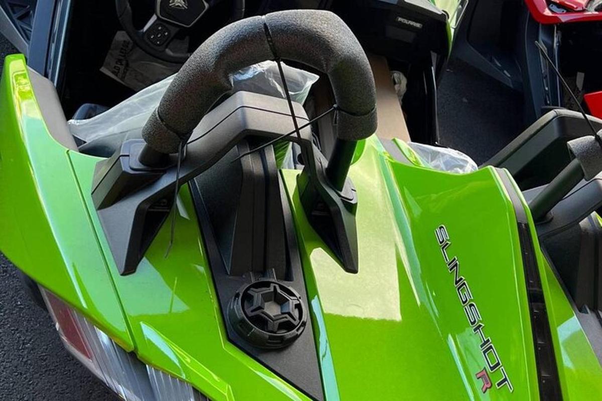 um close da frente de uma motocicleta verde