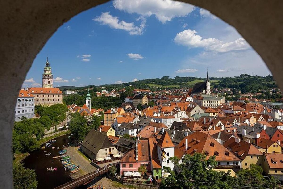una vista di una città da un arco