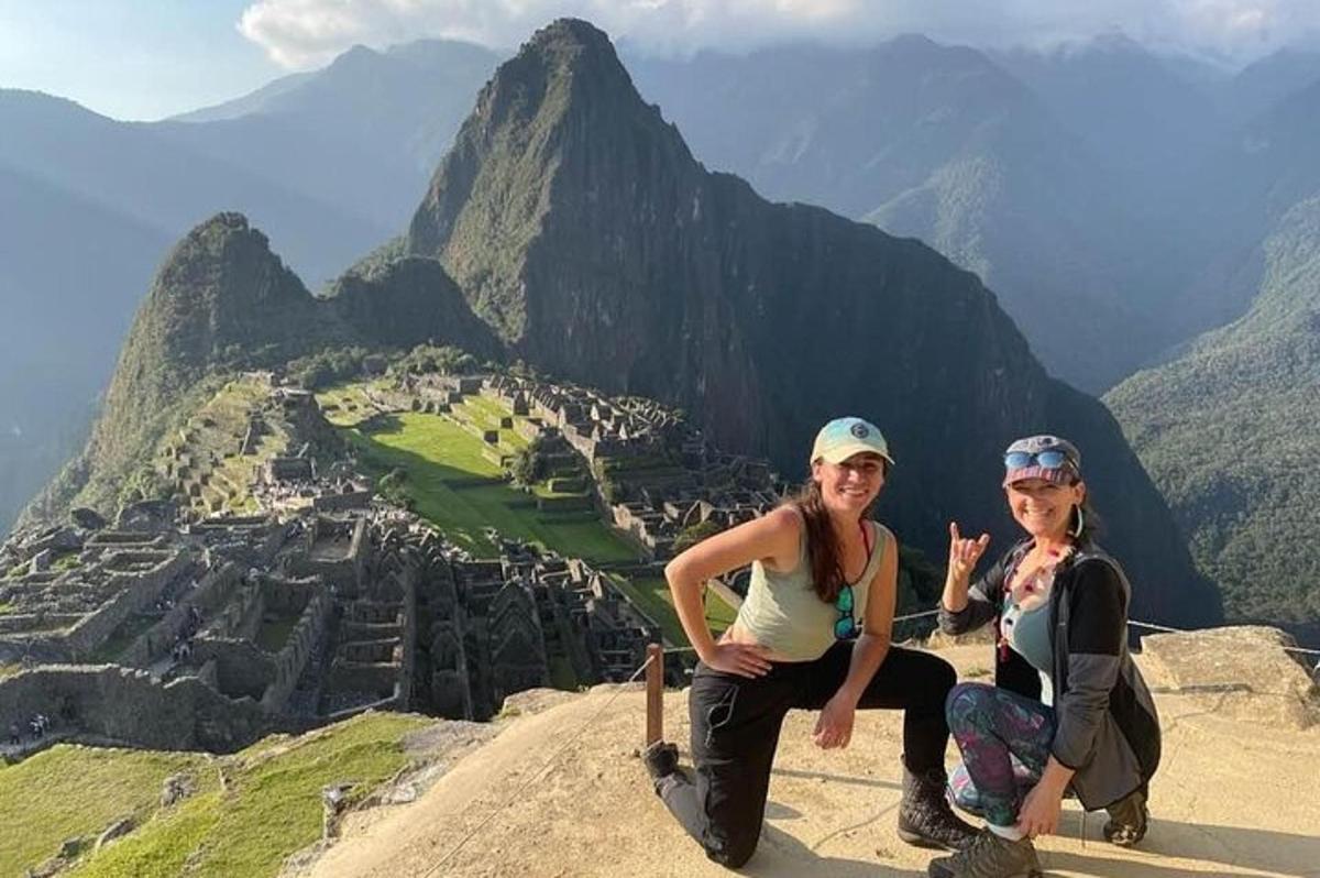 dua wanita duduk di atas gunung