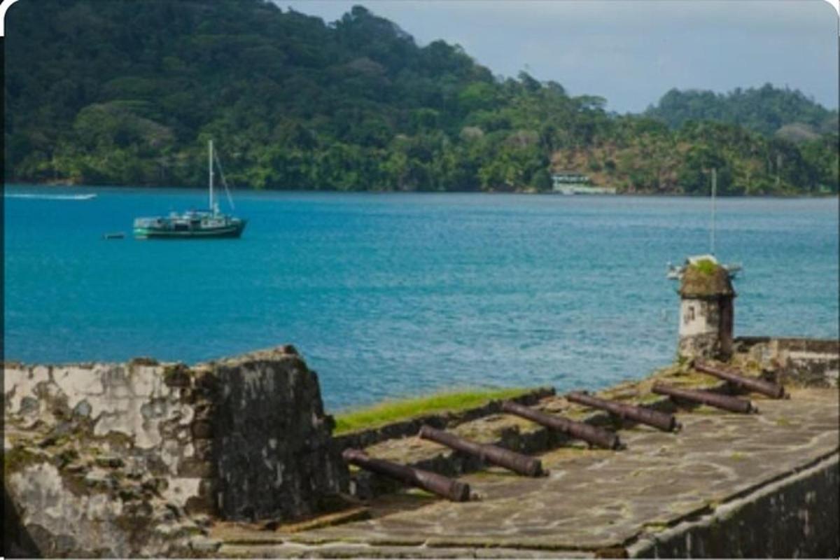 sebuah perahu di perairan besar dengan dermaga