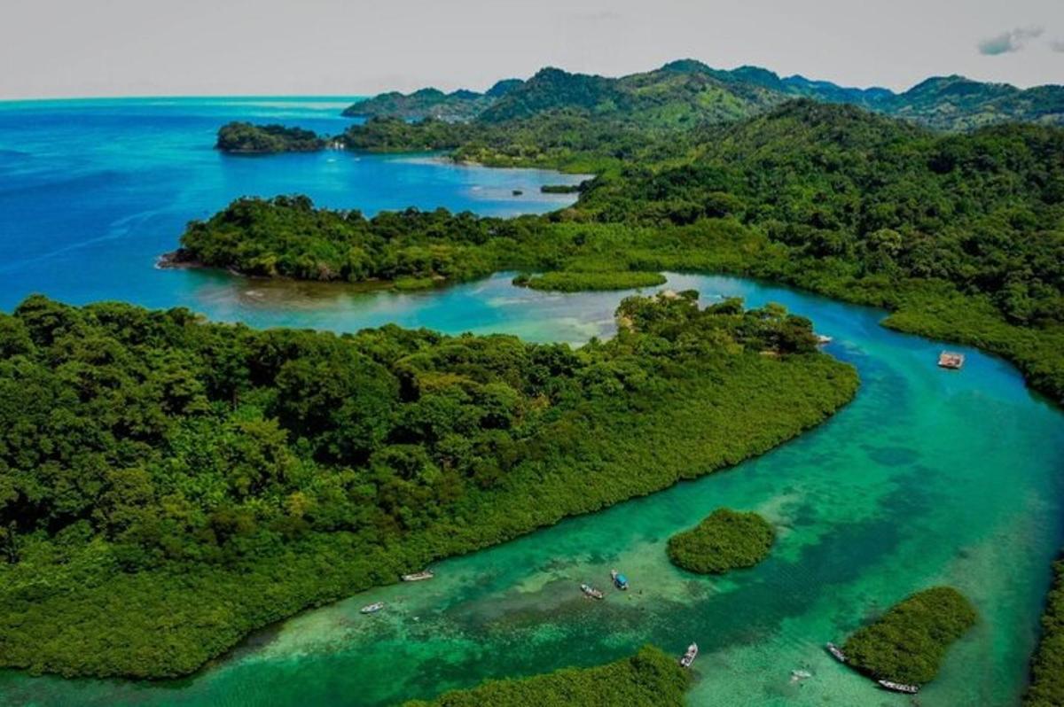 pemandangan udara sekelompok pulau di lautan