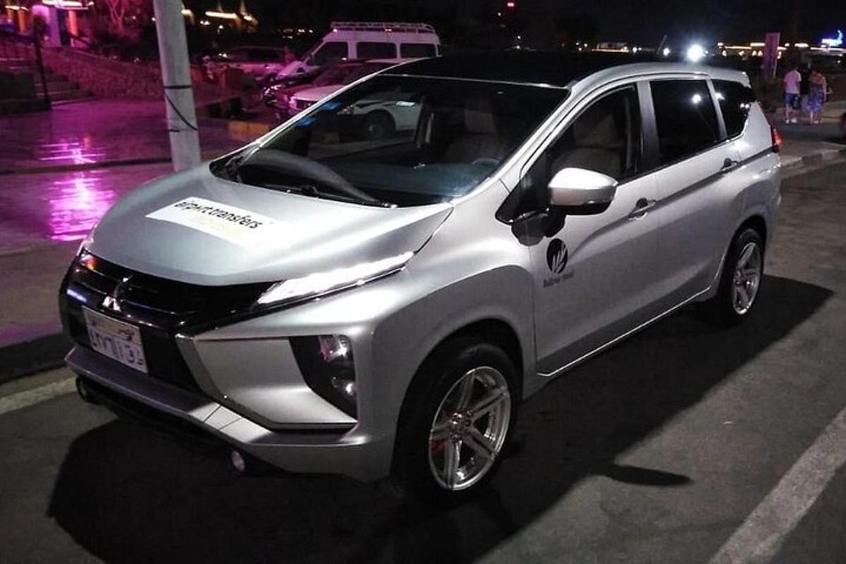bílé auto zaparkované na ulici v noci