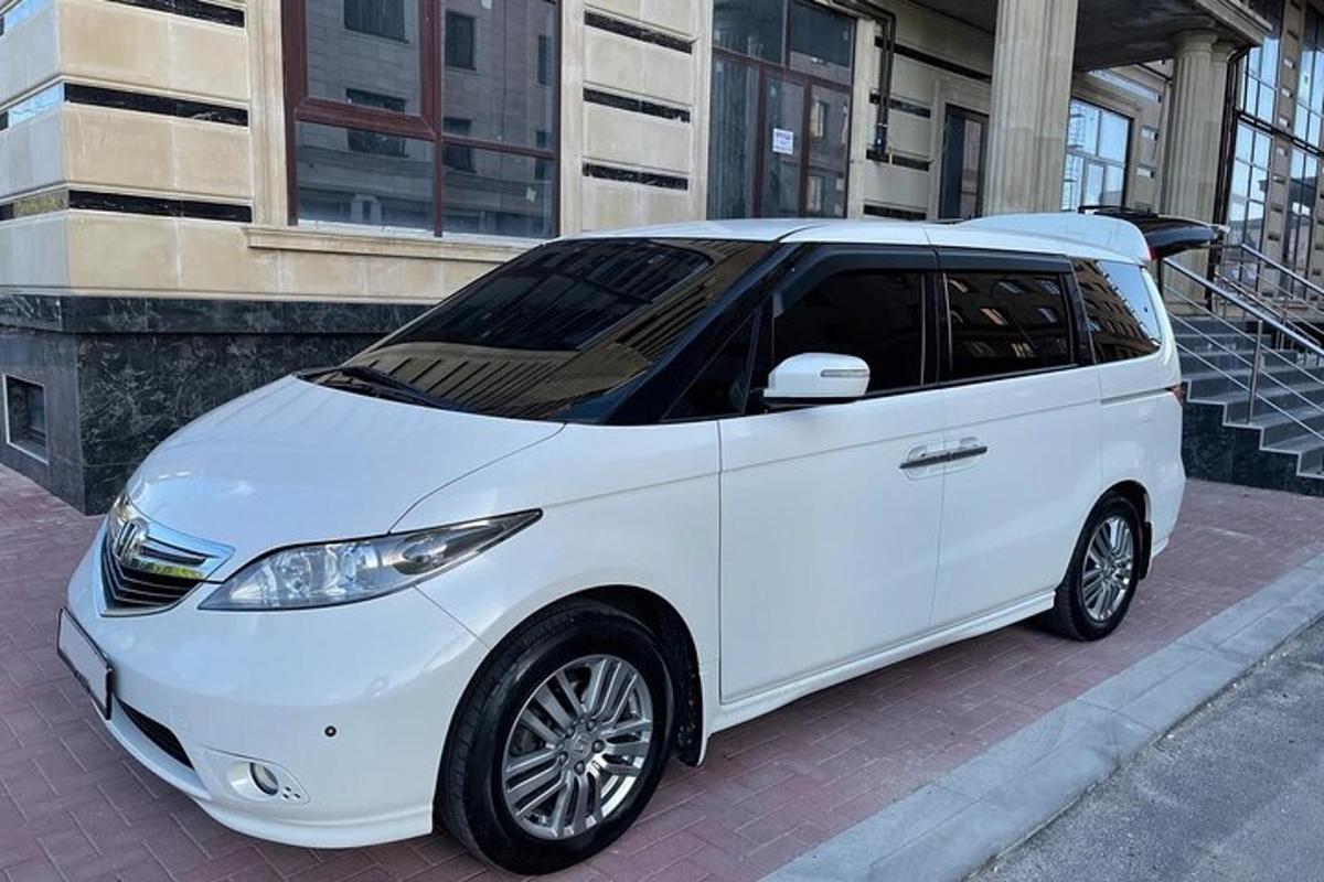 ein weißes Auto, das vor einem Gebäude geparkt ist
