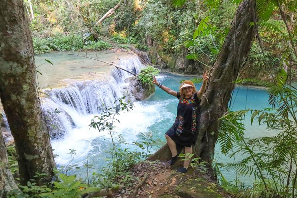 una donna in piedi davanti a una cascata