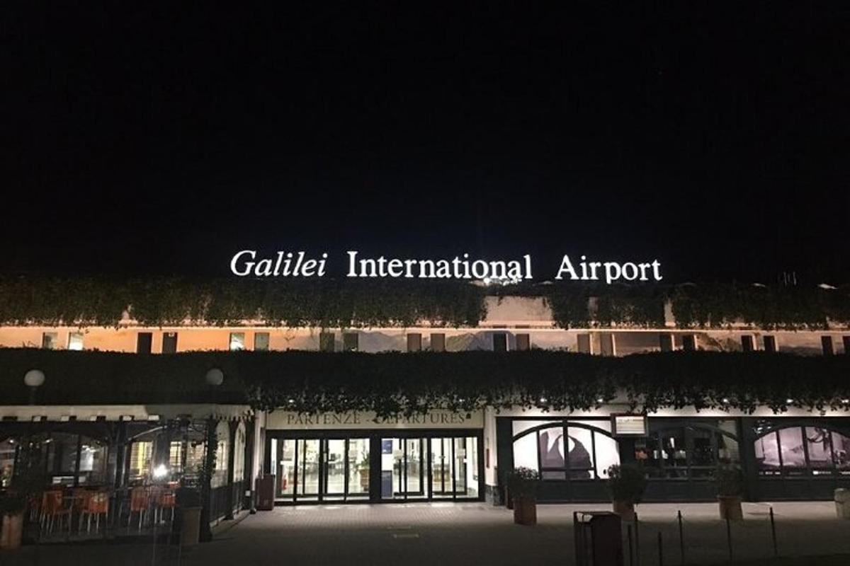 um edifício com uma placa que diz aeroporto internacional celular