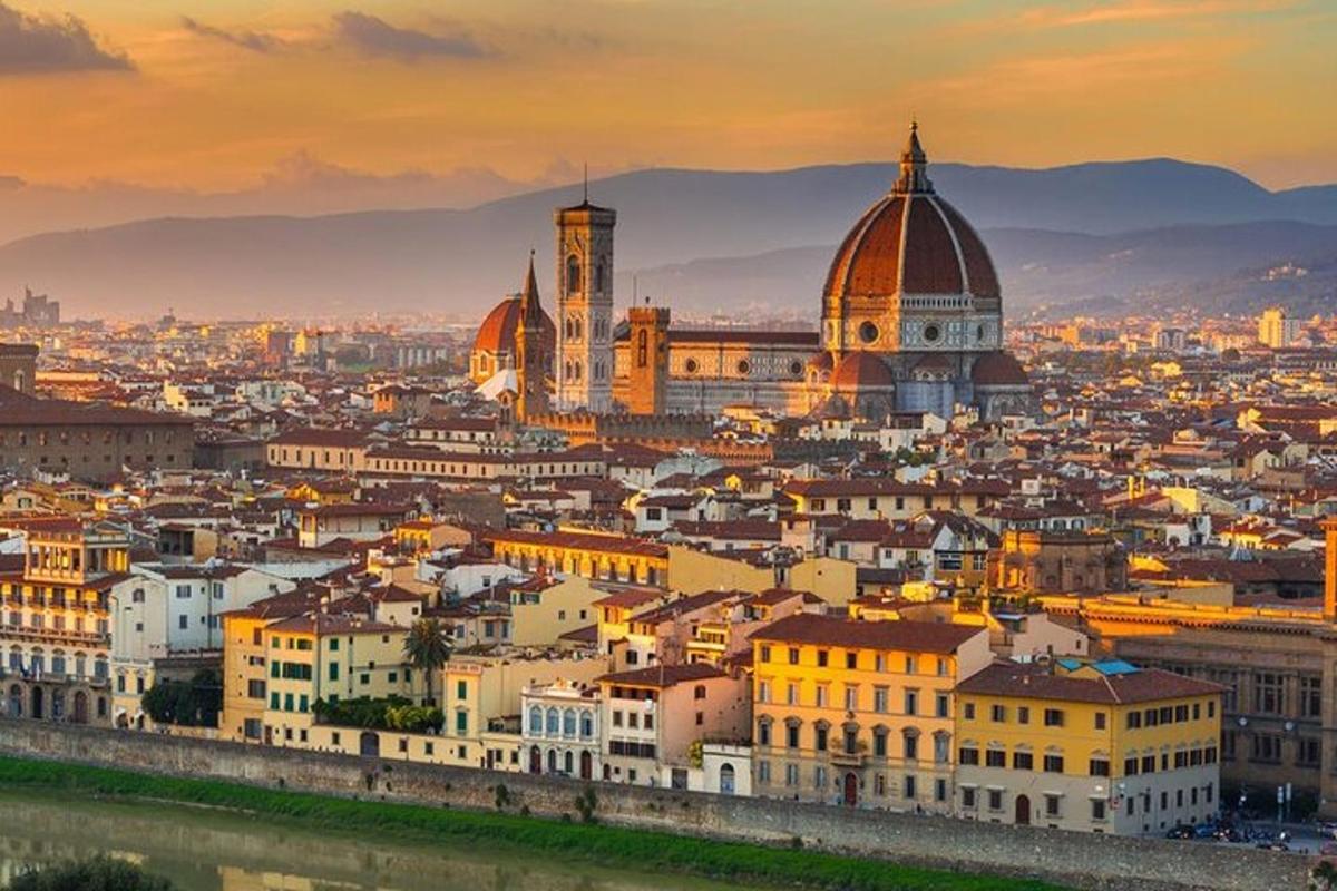uma paisagem urbana de uma cidade ao pôr do sol