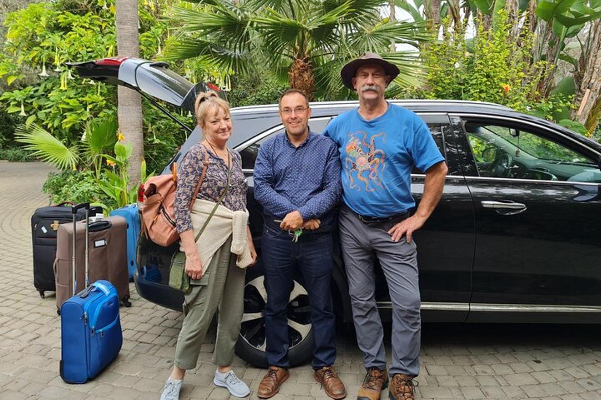 sekumpulan orang berdiri di hadapan kereta