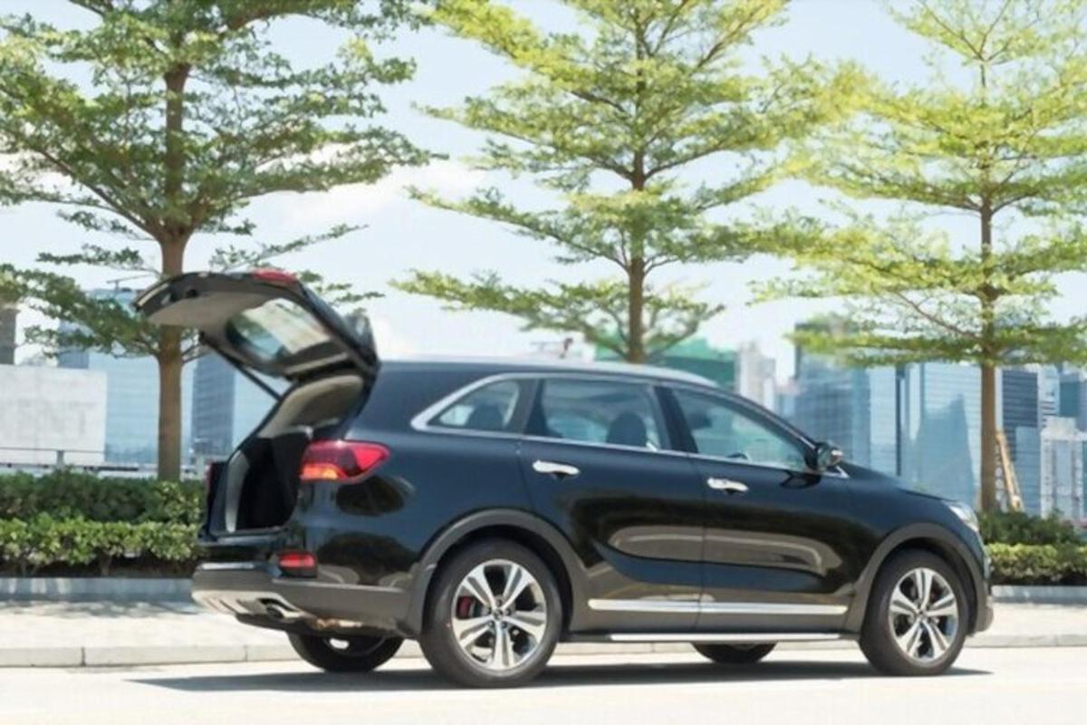 černé auto s otevřenými dveřmi a otevřeným kufrem