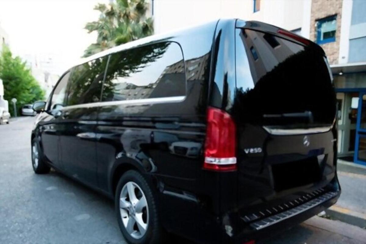 sebuah van hitam dengan pintu terbuka di jalan
