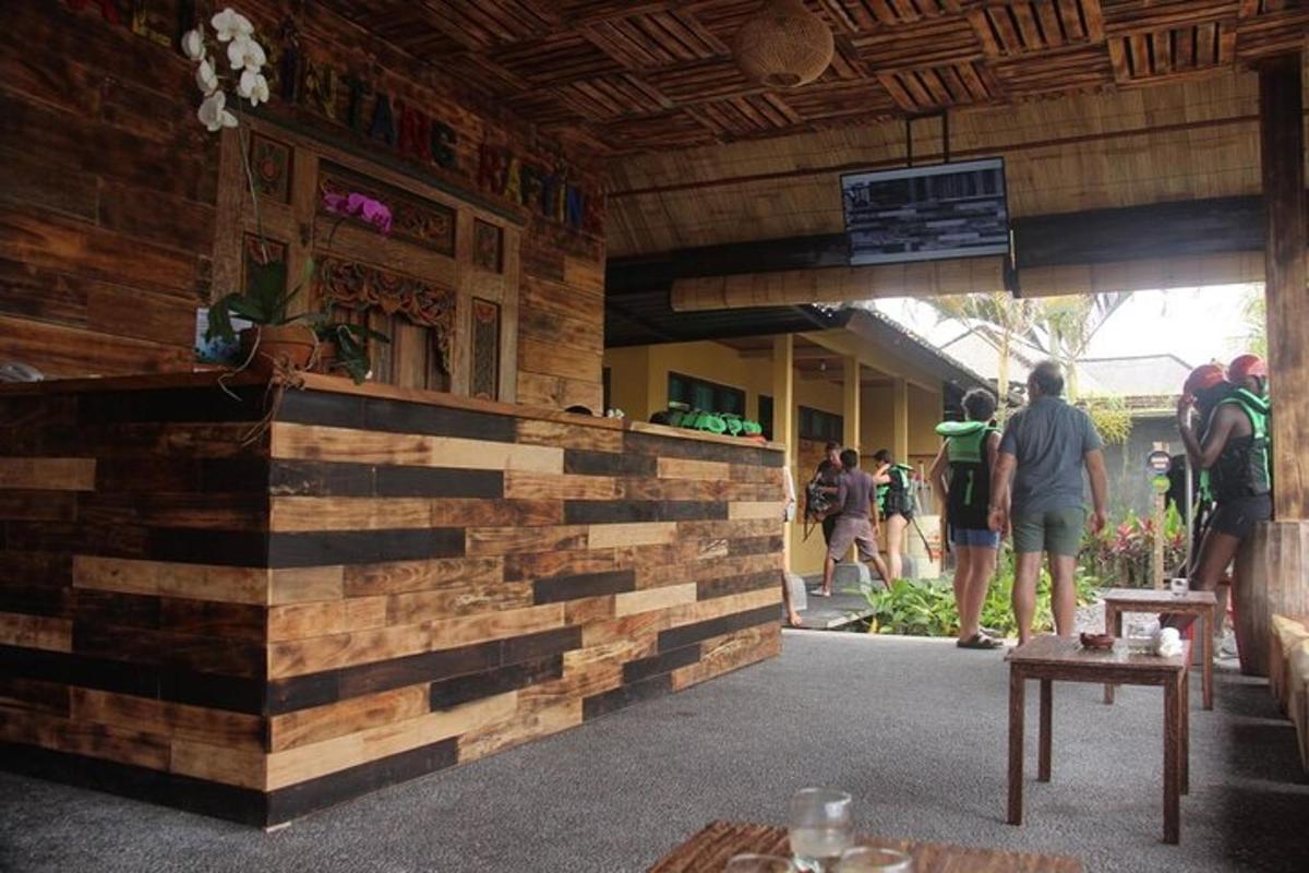 um restaurante com uma parede de madeira