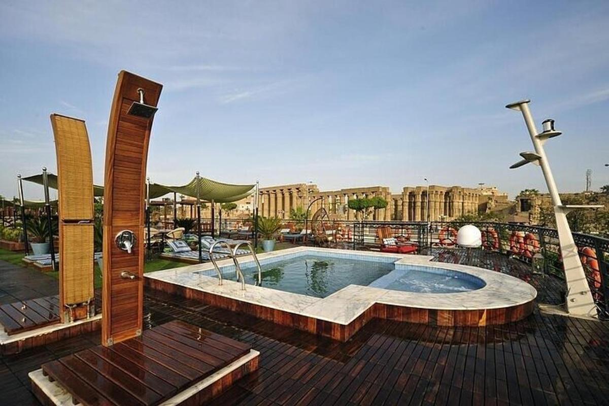 ein Swimmingpool auf einem Gebäude