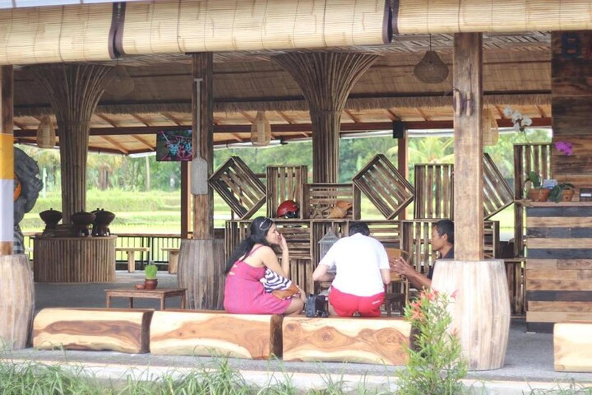 um grupo de pessoas sentadas em um banco em um pavilhão