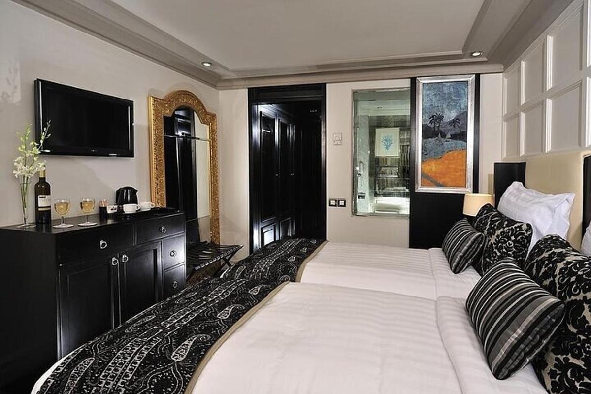 ein Schlafzimmer mit großem Bett und Fernseher