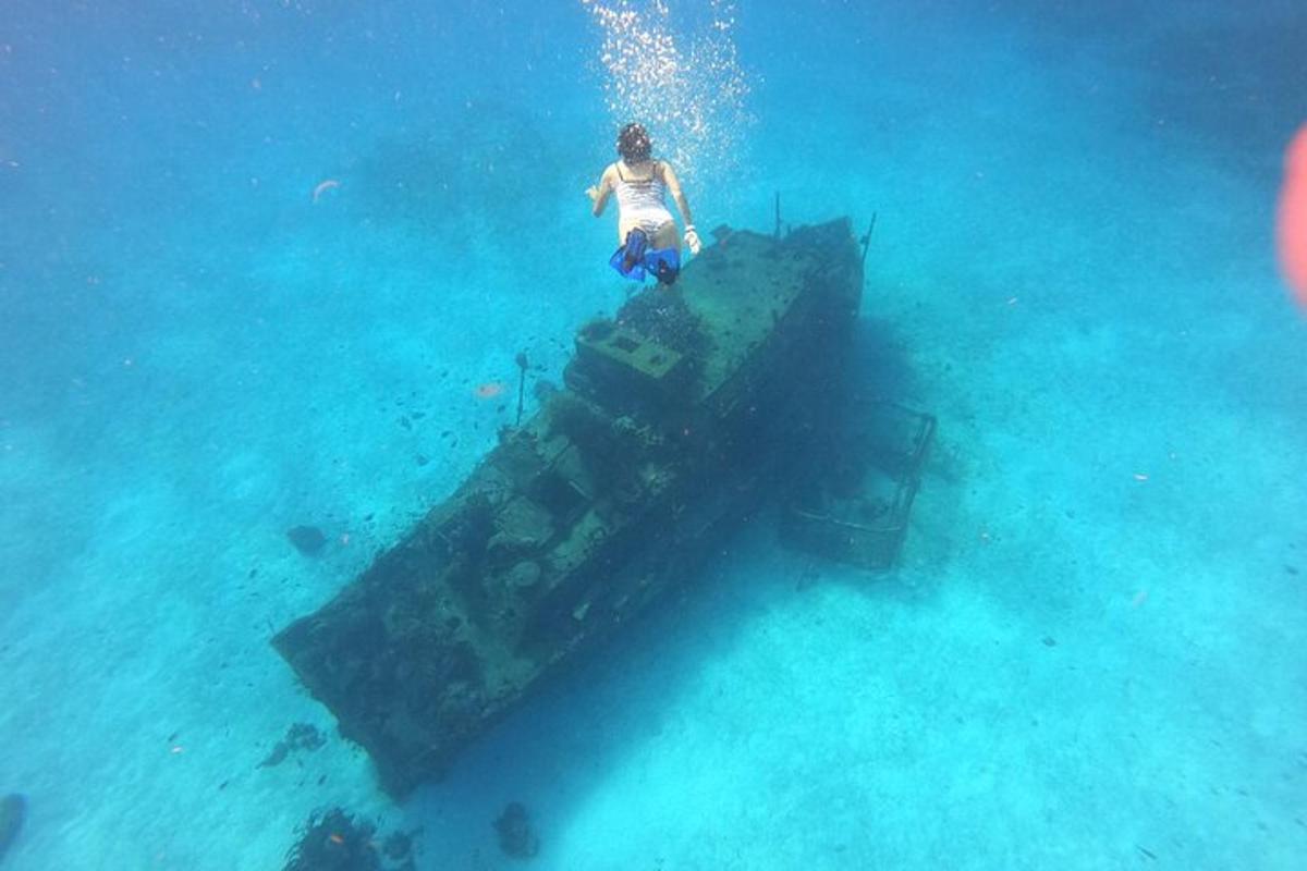 un uomo in piedi su una barca in acqua