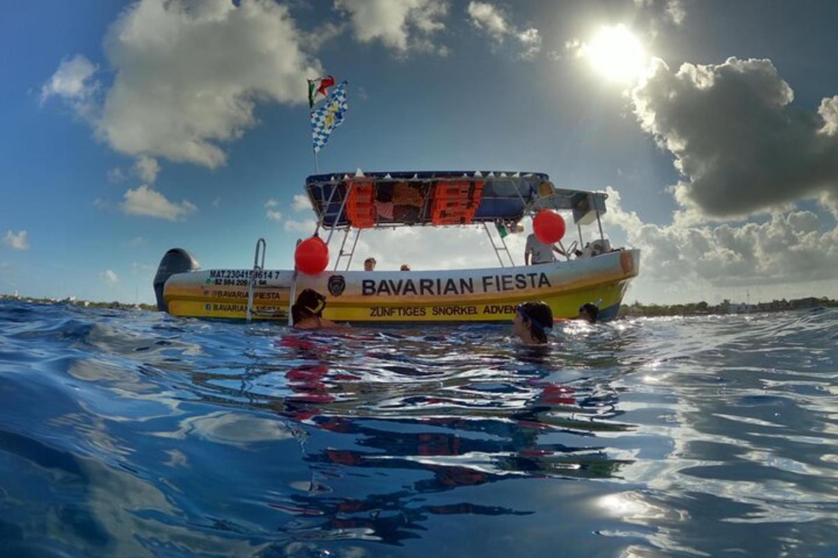 una barca gialla e bianca nell'acqua